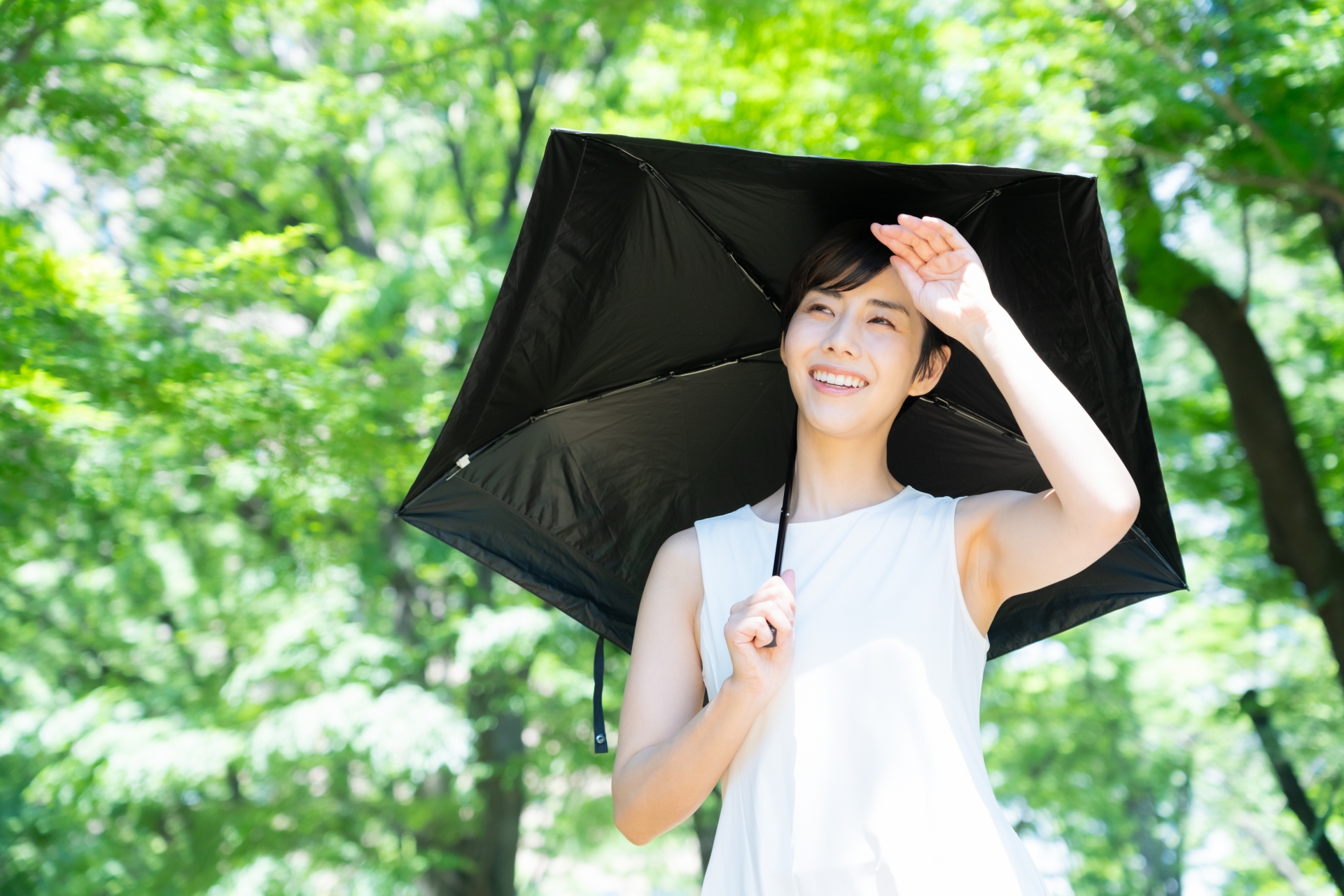 これからの季節に【折りたたみ日傘】おすすめ10選。遮光、晴雨兼用、軽量はマスト!