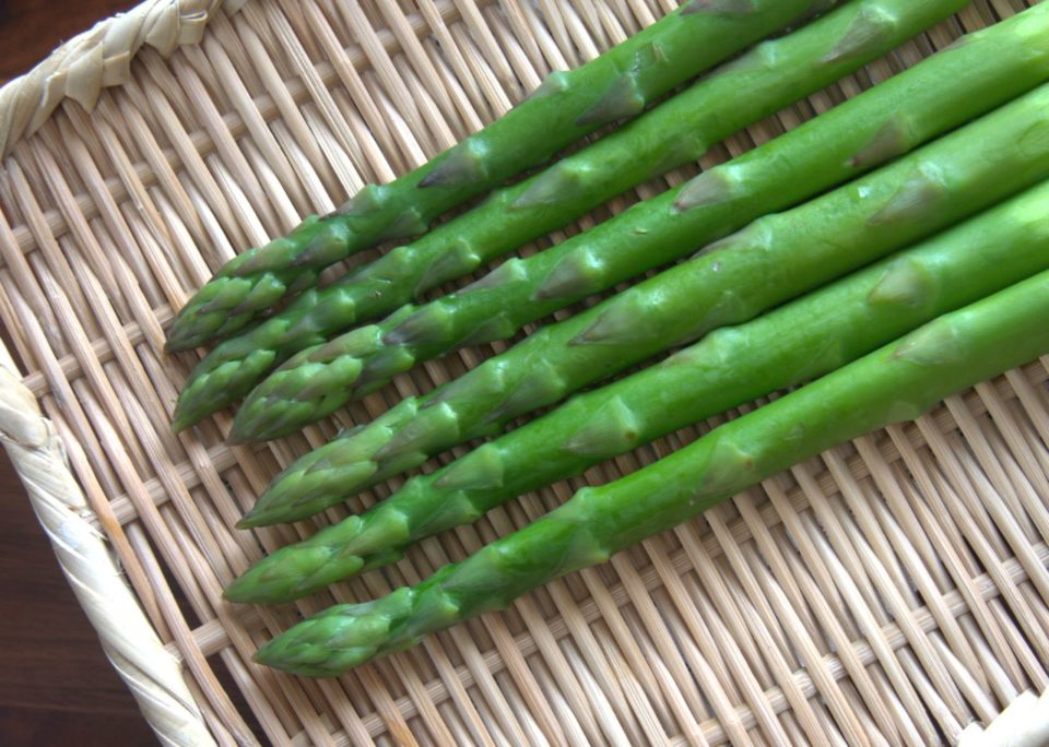 【アスパラガスの保存方法】冷蔵・冷凍別の保存方法とおいしく茹でるコツ