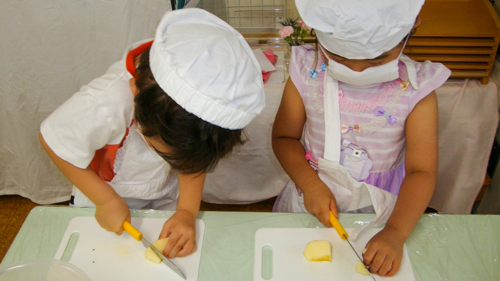 「自分でやりたい」期の2〜3歳児が満足する！お料理体験あれこれ