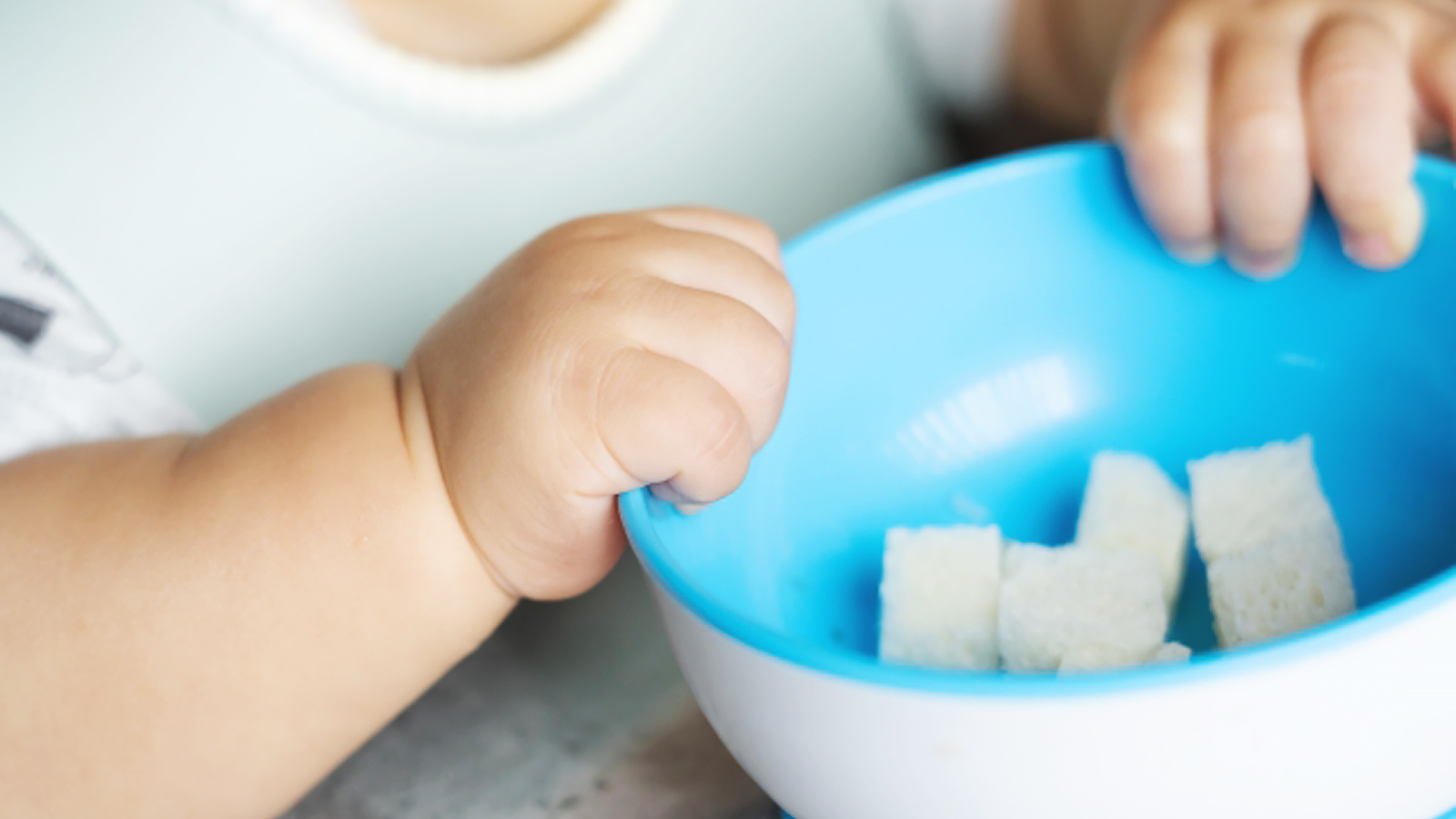 子どもに食べる意欲が湧いてきたらチャレンジしたい「つかみ食べ」その長所と短所