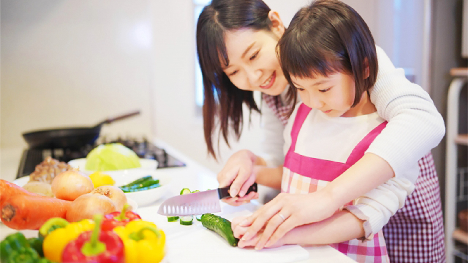 2歳になったら包丁使いにチャレンジ！そのための段取りと切る動作の手順