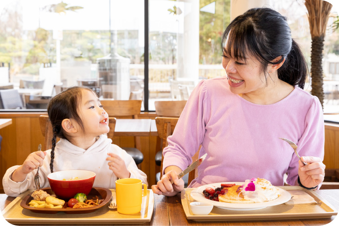 食事を楽しむ親子