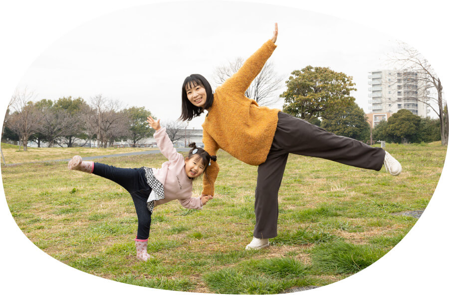 舎人公園で遊ぶ親子