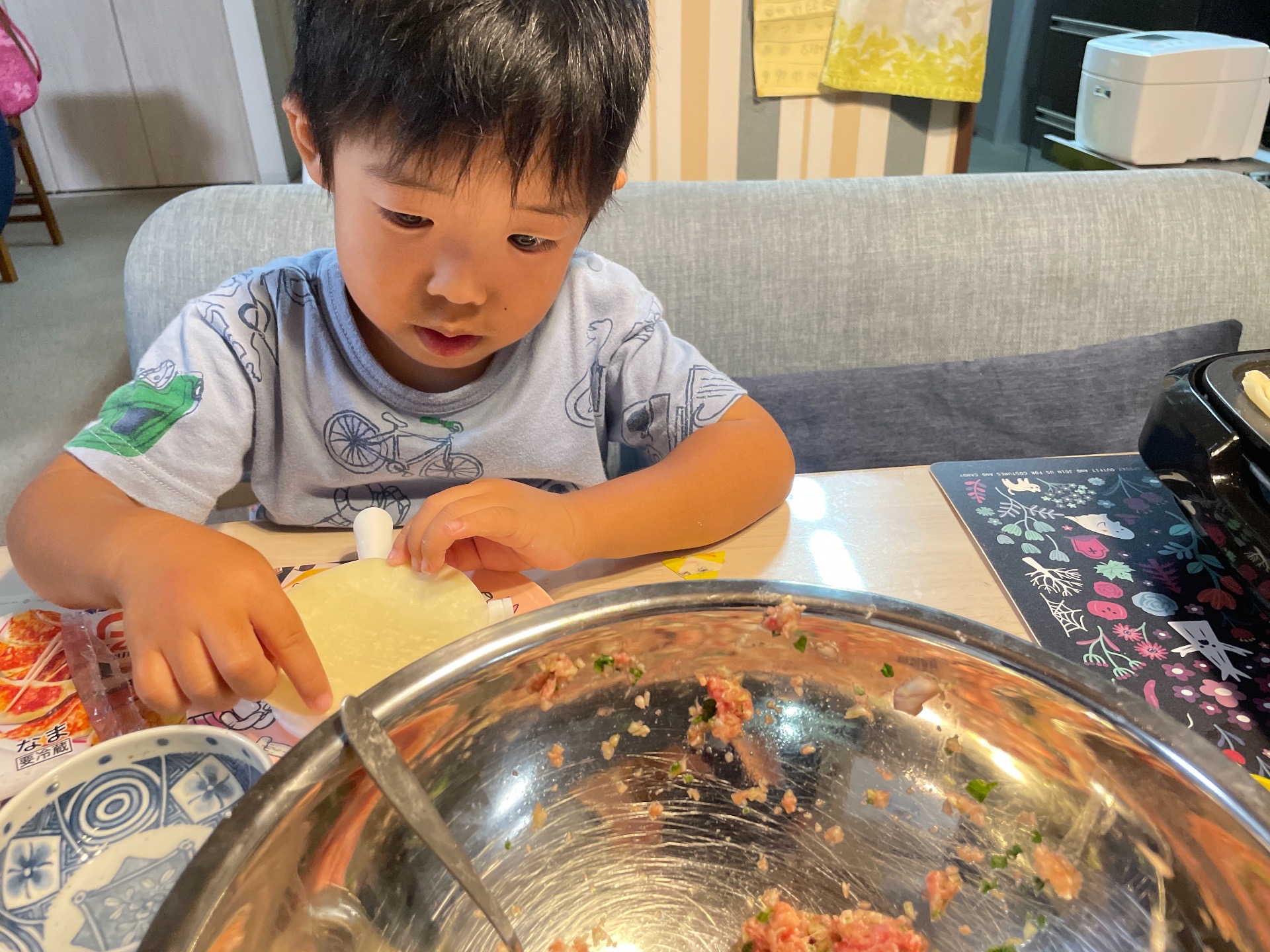 ママが風邪をひいた日、子どもだけでまさかの餃子を作ってくれました！