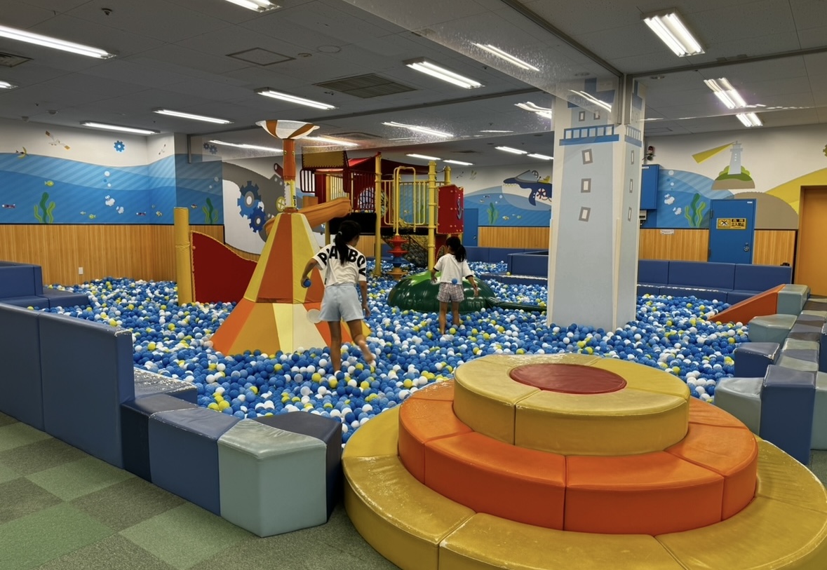 まるで室内遊園地！砂場やブランコ、ごっこ遊びが室内でできちゃう！【キッズーナ大宮】