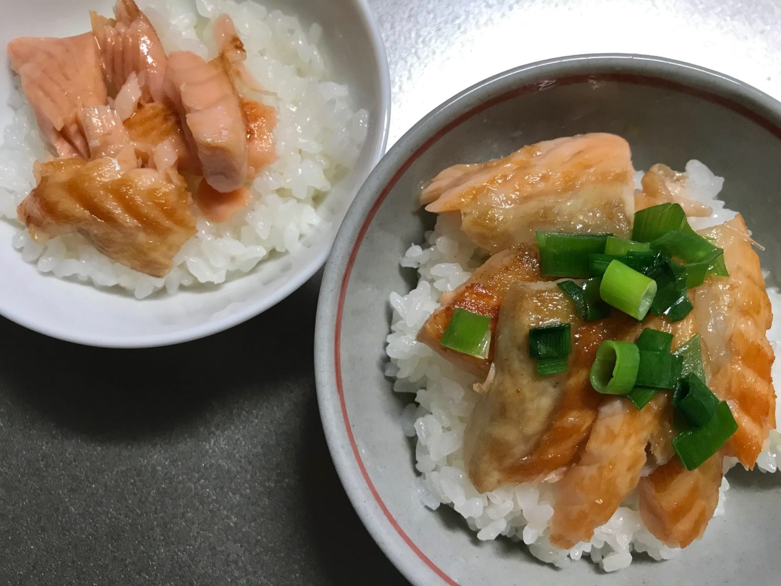 調味料不要、焼くだけ簡単なのに子どもウケ最高「サーモンハラス丼」