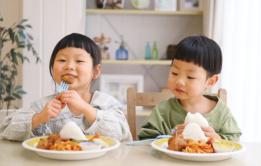 写真:ごはんを食べている、依璃ちゃん（5歳）・楽偉くん（3歳）