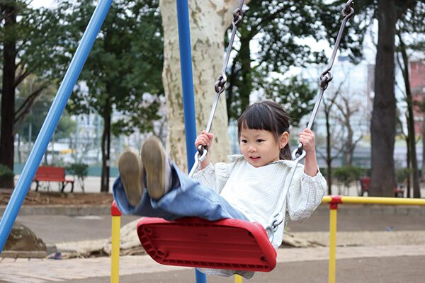 写真：ブランコに乗る依璃ちゃん