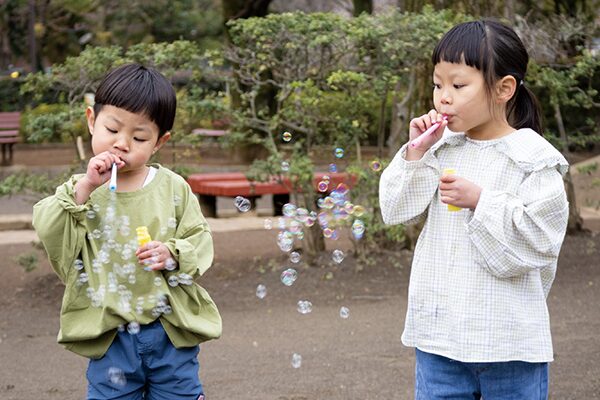 写真：シャボン玉を吹くふたり