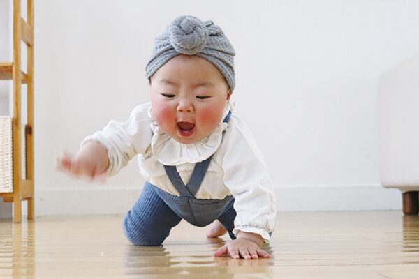 写真：ハイハイしている赤ちゃん