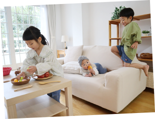 写真：部屋でくつろぐ子どもたち