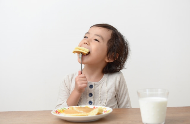 写真：パンケーキを食べる子ども