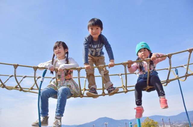 写真：アスレチックで遊ぶ子ども