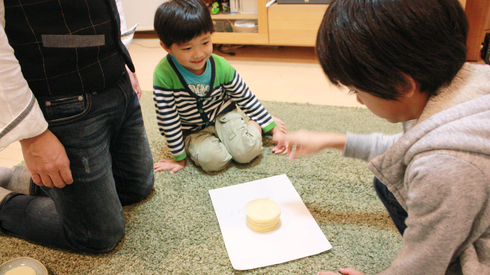 昔あそび「せんべい釣り」 親子で遊べておいしい！おやつタイム