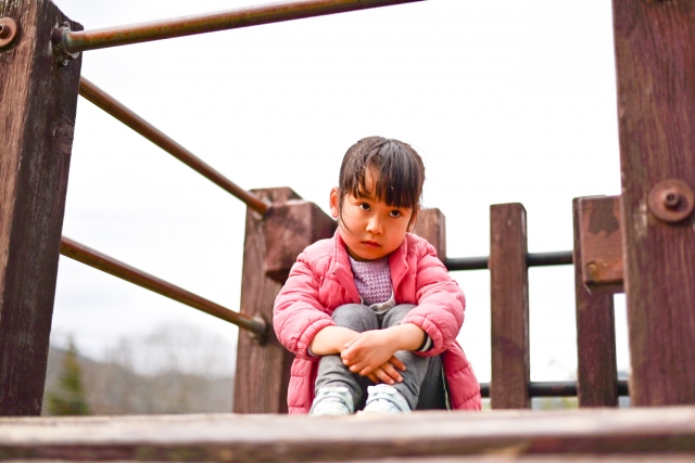 友達と遊べずいつもひとりのわが子、幼稚園で大丈夫？元保育士が伝えたいこと