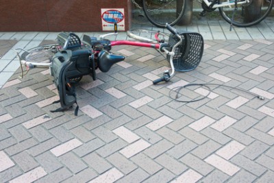 危ない！雨で横滑り、強風にあおられ、傘が挟まり…子ども乗せ自転車のヒヤッと体験