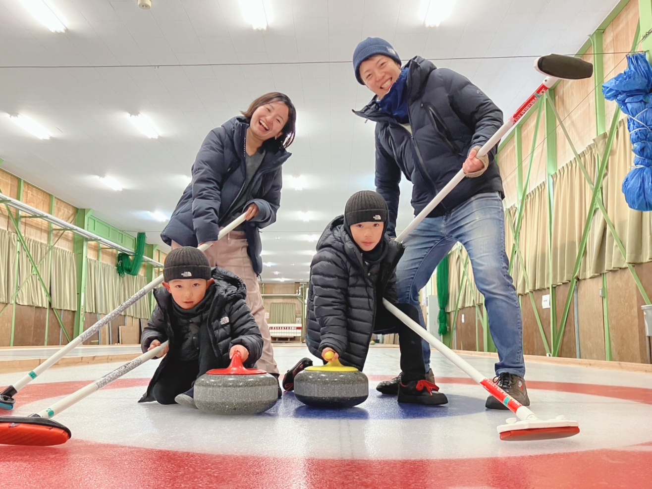 小学生・幼稚園児も楽しめる「カーリング」を家族で体験