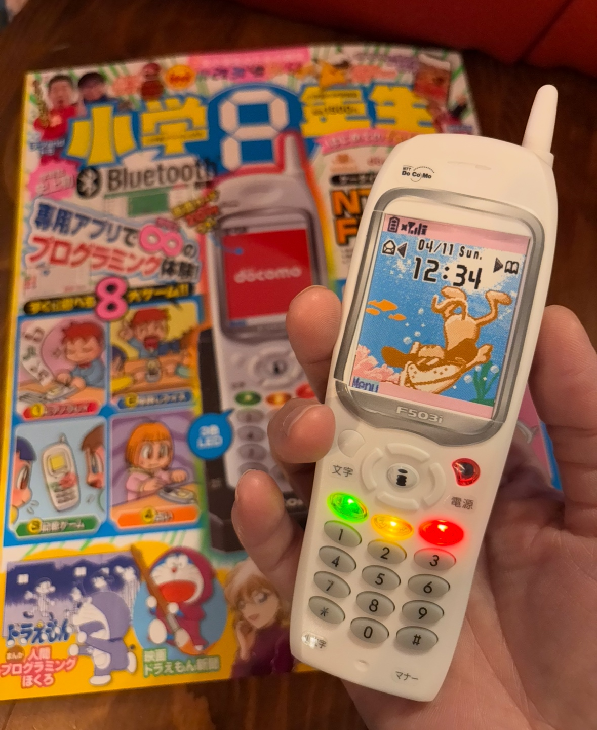 本物そっくり！懐かしい携帯電話が付録の「小学8年生はじめてのプログラミング号」