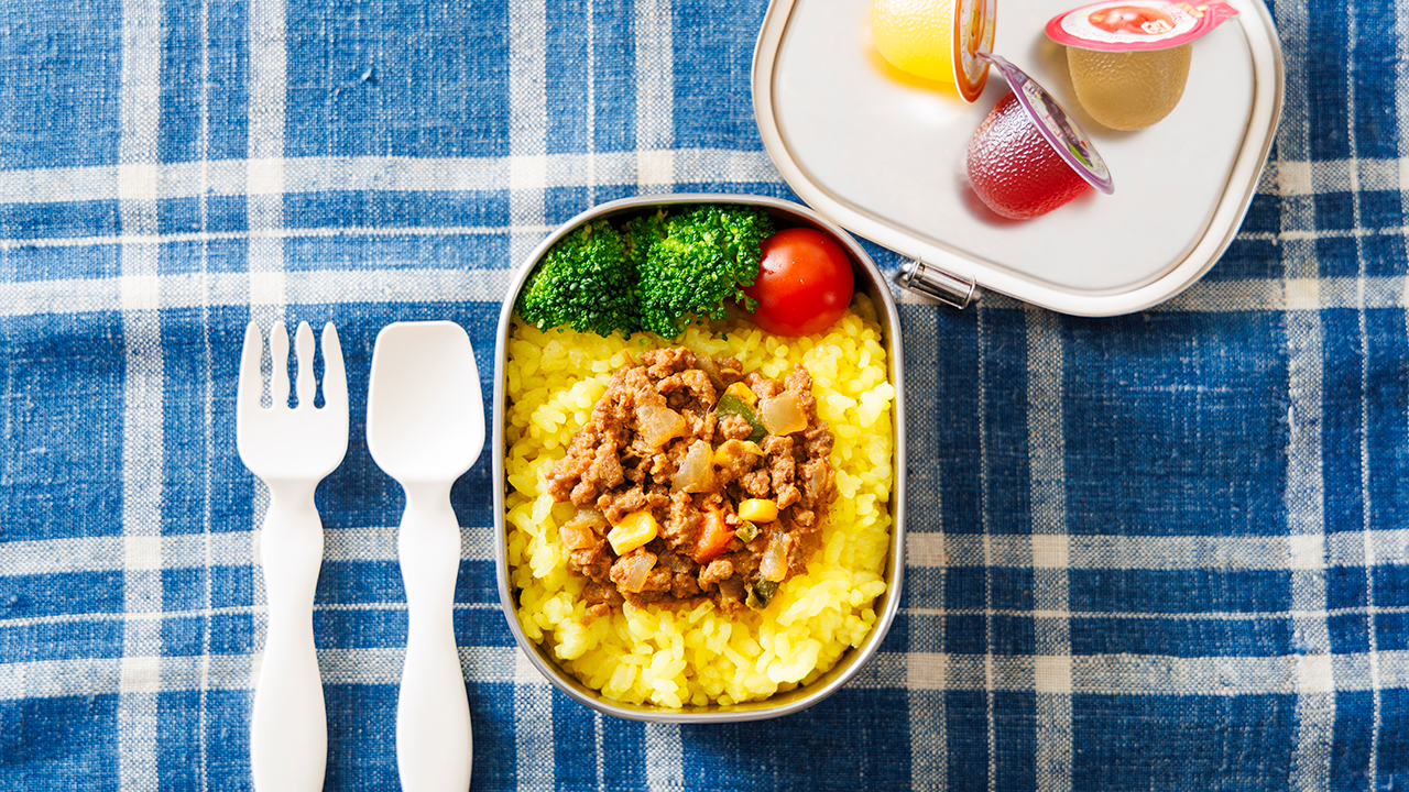 「お弁当のおかずがない!」冷凍庫に常備しておきたい色味鮮やか「ドライカレー弁当」