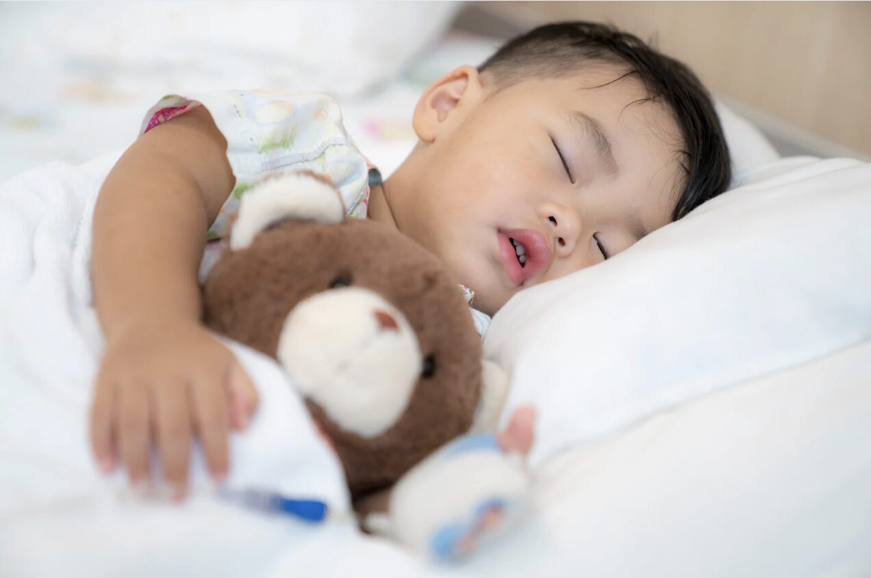 「寝る子は育つ」は本当?ぐっすり寝てよく育つためのコツ【専門家解説】
