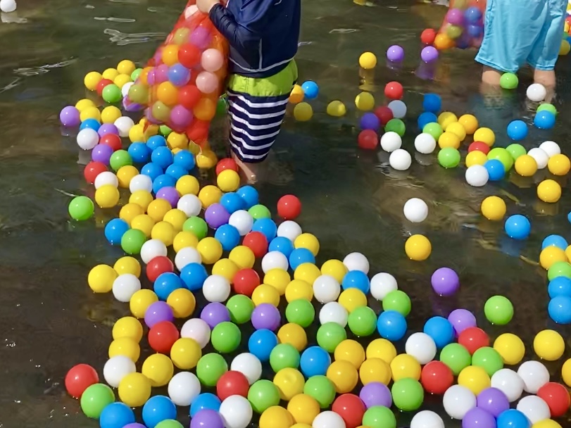 カラフルなボールで写真映え確実！夏の休日は【府中郷土の森博物館】で思い出をつくろう