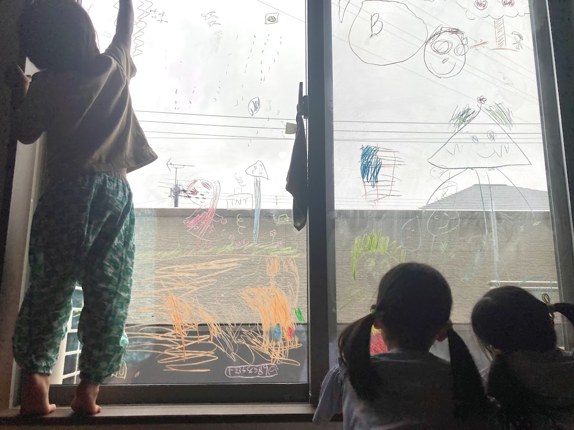 雨の日のおうち遊びにもぴったり!窓に描けるお米のワックスkitpas