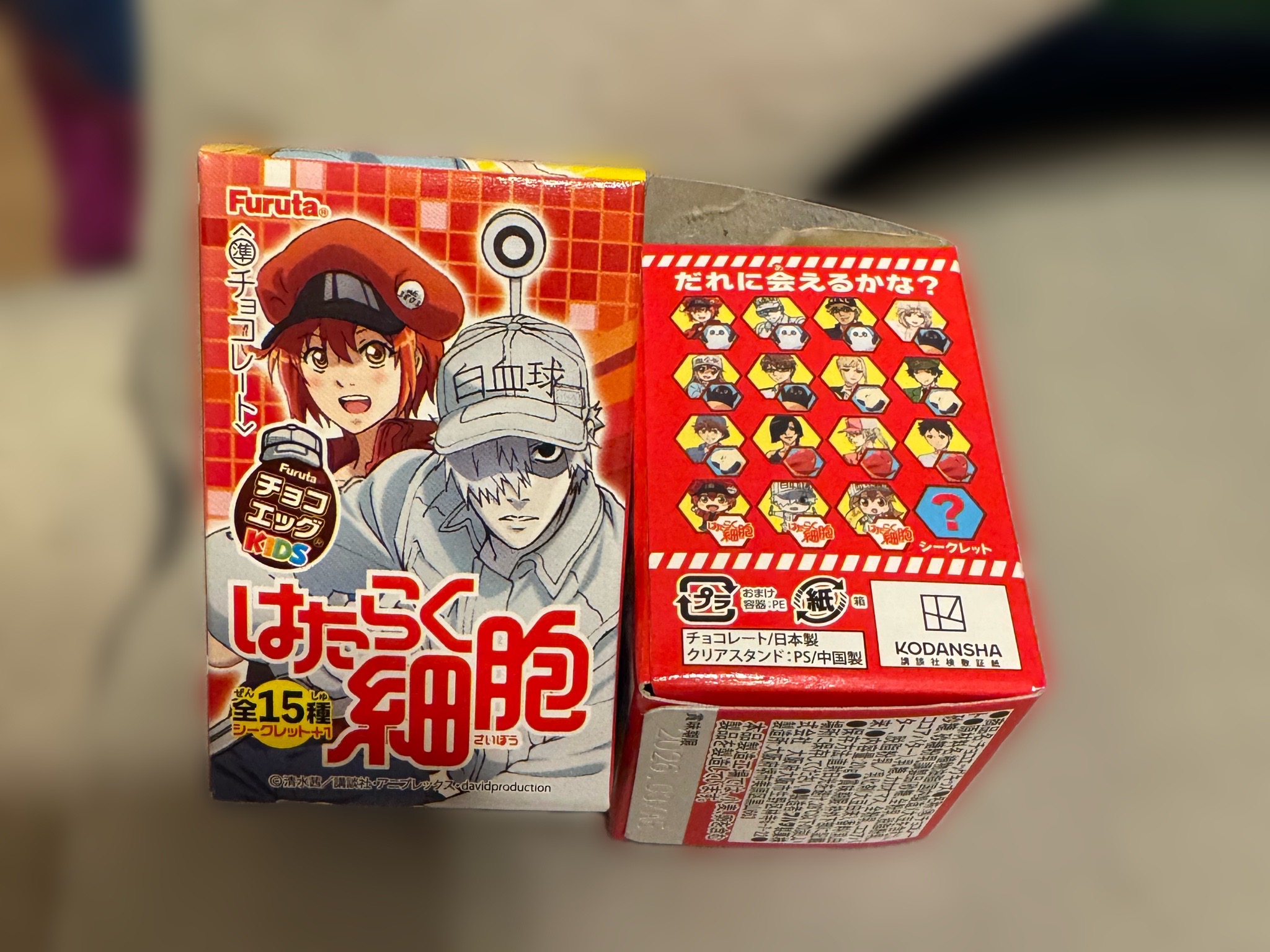 もう買った?はたらく細胞のチョコエッグ開封!かわいいの出て娘たち大興奮!