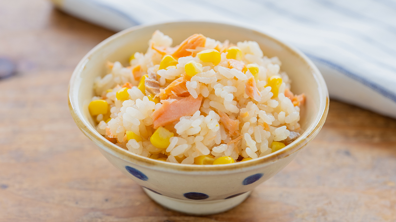 夏はこの組み合わせで決まり!鮭ととうもろこしのふんわり炊き込みご飯【ぐっち夫婦の取り分けレシピ】