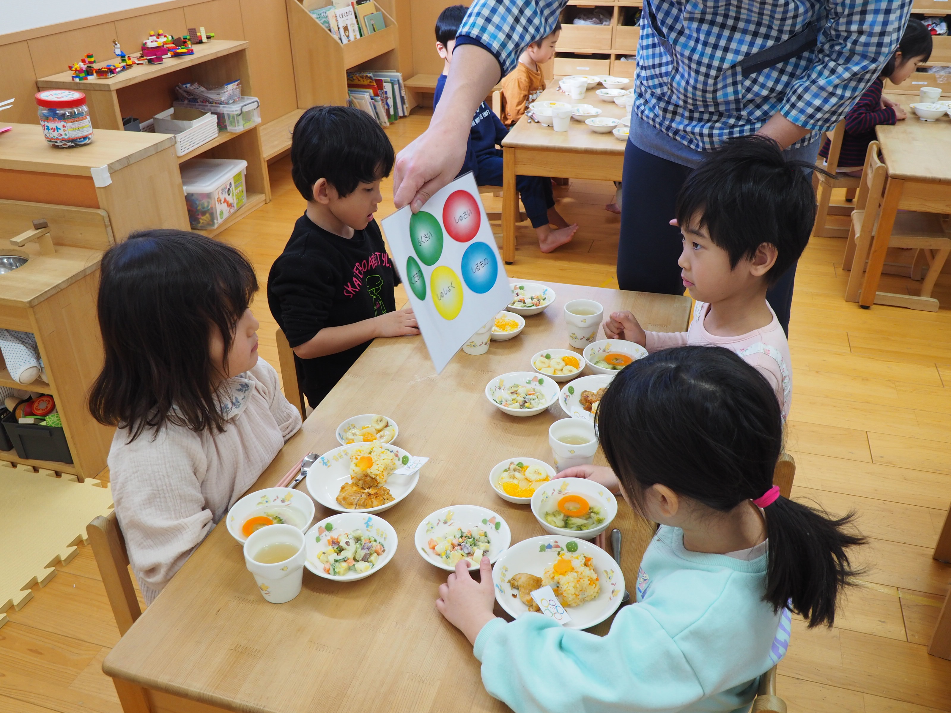 給食の器はあえて陶器で 卒園までに三色食品群が分かる子に「にじいろ保育園」食育への盛んな取り組み