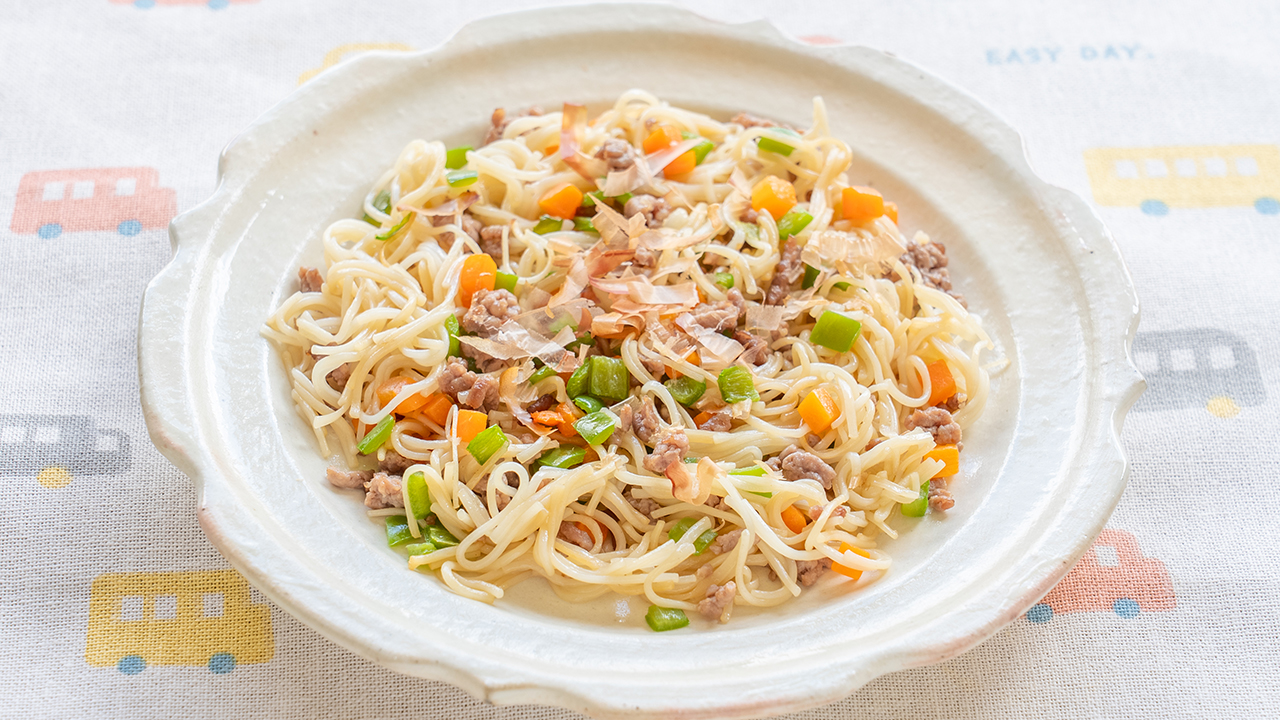 そうめんは短く切れば離乳食用に!豚ひき肉と彩り野菜のそうめんチャンプルー【ぐっち夫婦のレシピ】