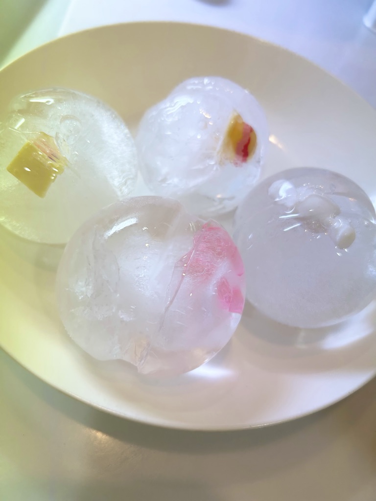 もう泣かない！お風呂イヤイヤ2歳児がハマった“氷のバスボール”とは？