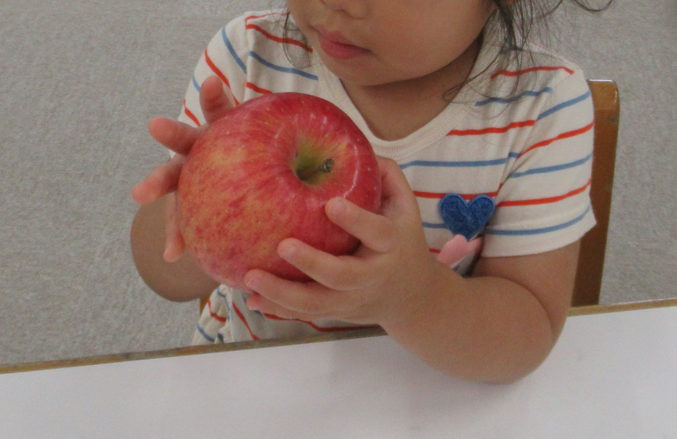 2歳さんがはじめての調理体験! フルーツポンチづくりから学ぶ本物に触れる力
