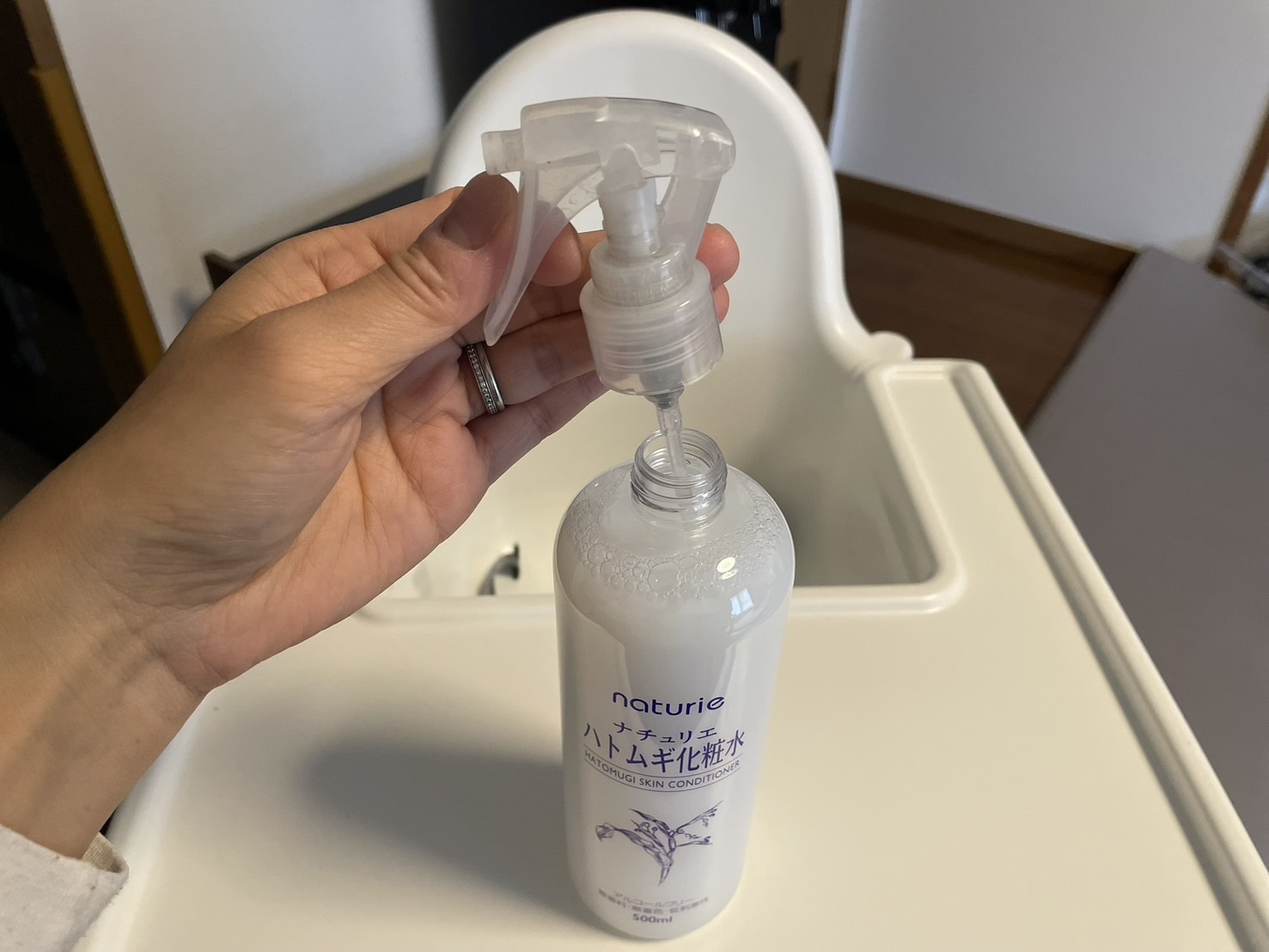 夏の乾燥に悩む忙しいママ必見!ハトムギ化粧水+無印スプレーヘッドの簡単すぎる保湿術