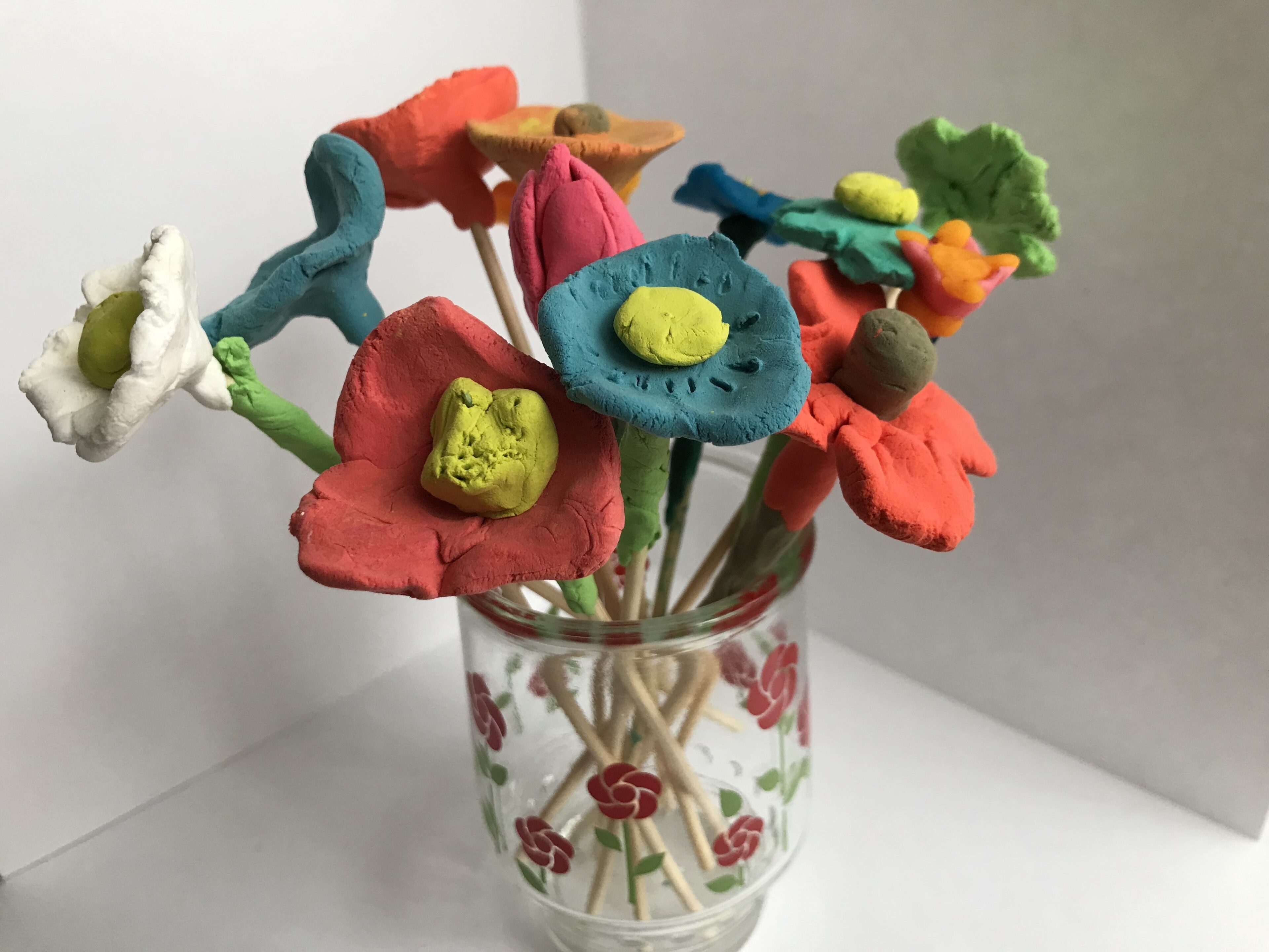 大活躍!ダイソーの「カラーこむぎねんど」でお花づくり
