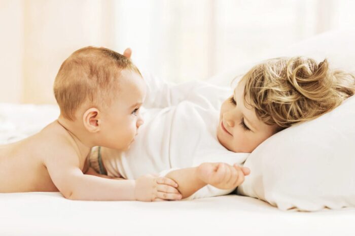 上の子と下の子の睡眠リズムが合わない！きょうだいがいるご家庭の寝かしつけ方法