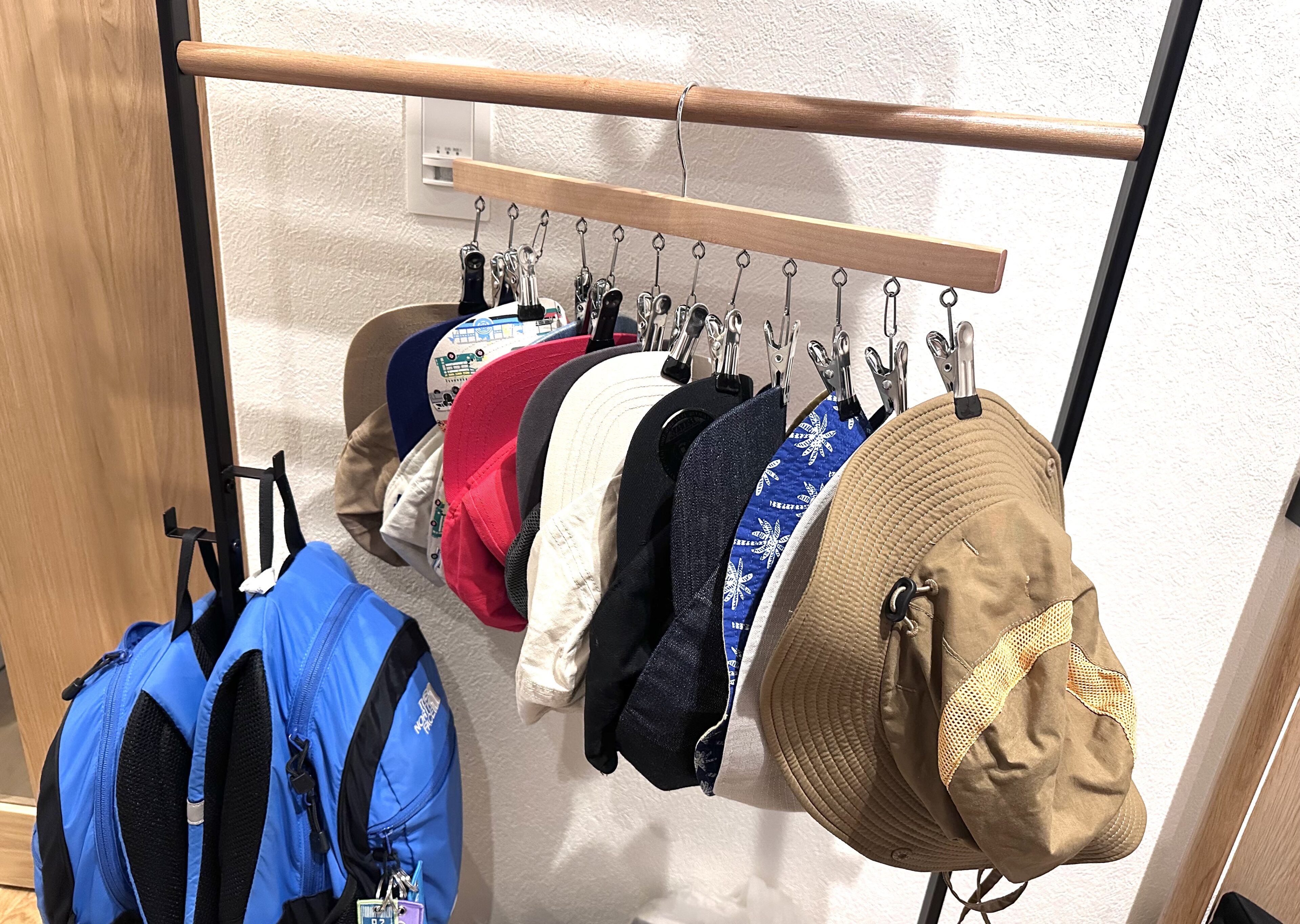 増え続ける帽子に救世主！“吊るすだけ”で玄関すっきり