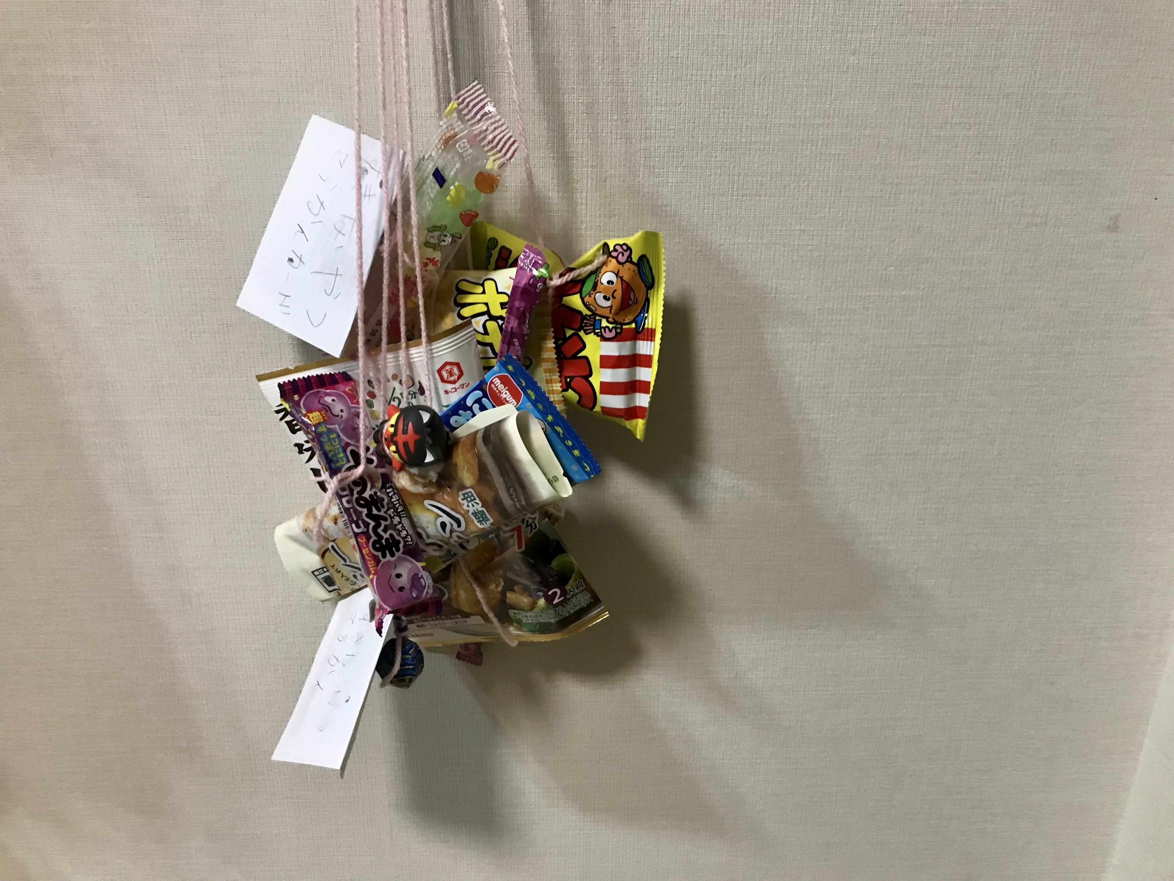 ひもの先には何がある？簡単なのに盛り上がる！手作り「引っぱりくじ」