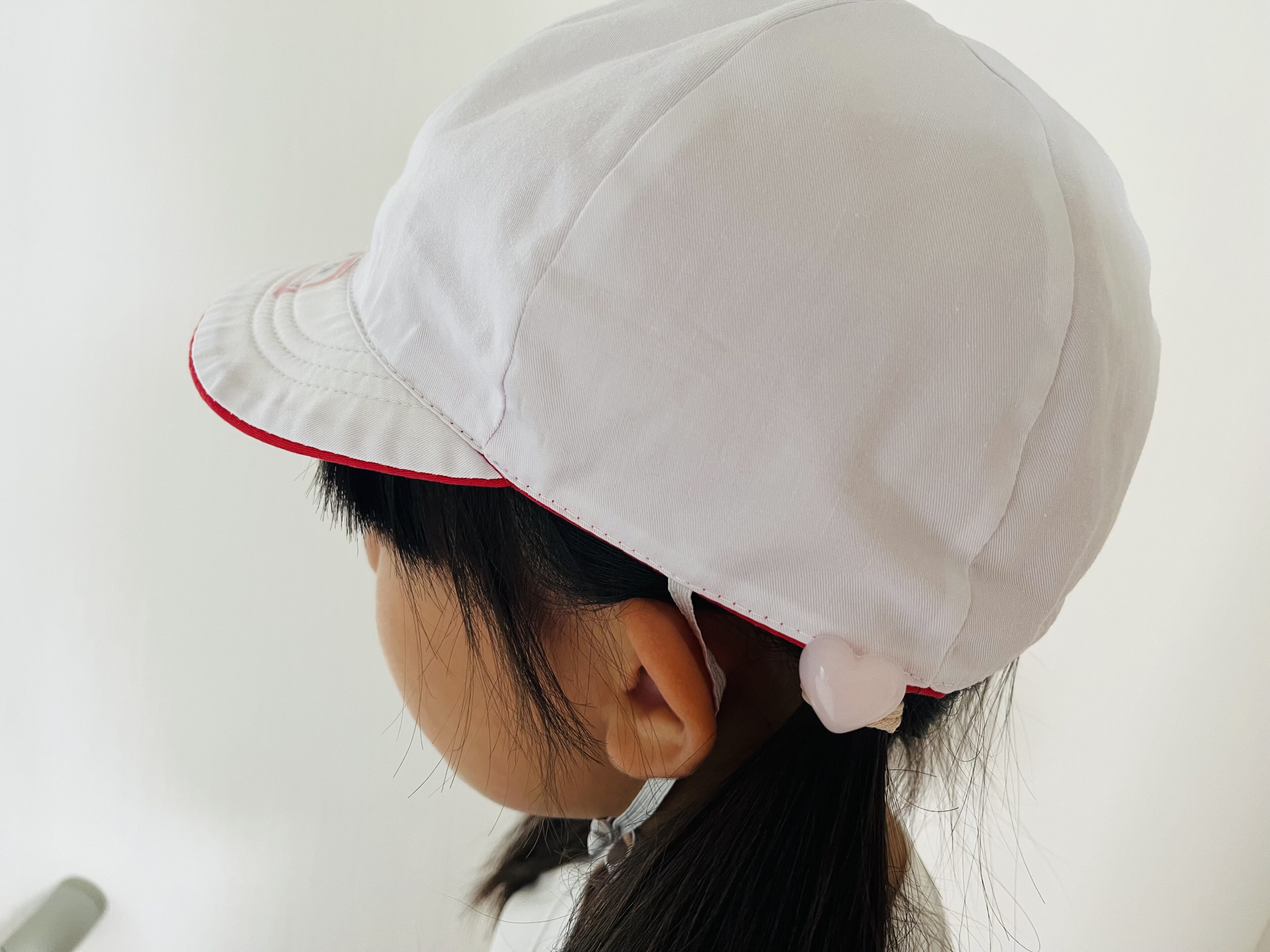 【赤白帽の雑学】なぜ白色を表にしてかぶるのか？ 小学生の娘から教えられた納得の理由