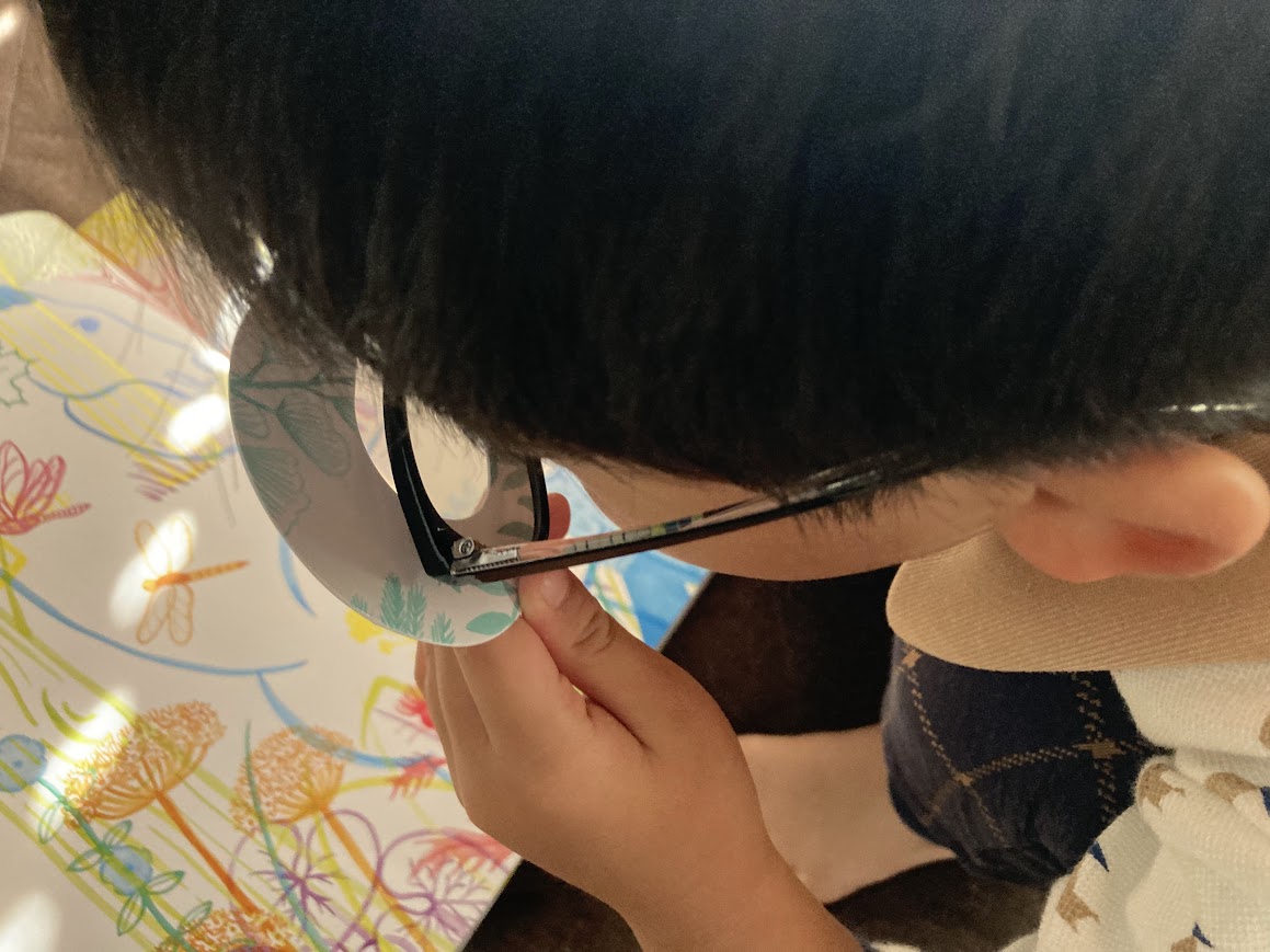 ふしぎなめがねで見ながら読む新感覚絵本!『あおちゃんと とうめいなうま』
