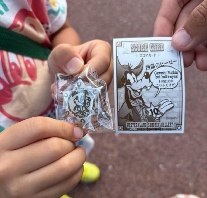 特別なバッジがもらえるかも？！【ディズニーランド】意外と知らない穴場スポット「シューティングギャラリー」
