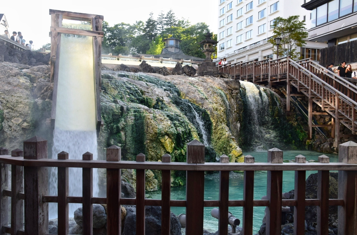 【群馬】湯畑グルメ食べ歩きと草津温泉宿泊｜「喜びの宿 高松」は家族で楽しめる宿！