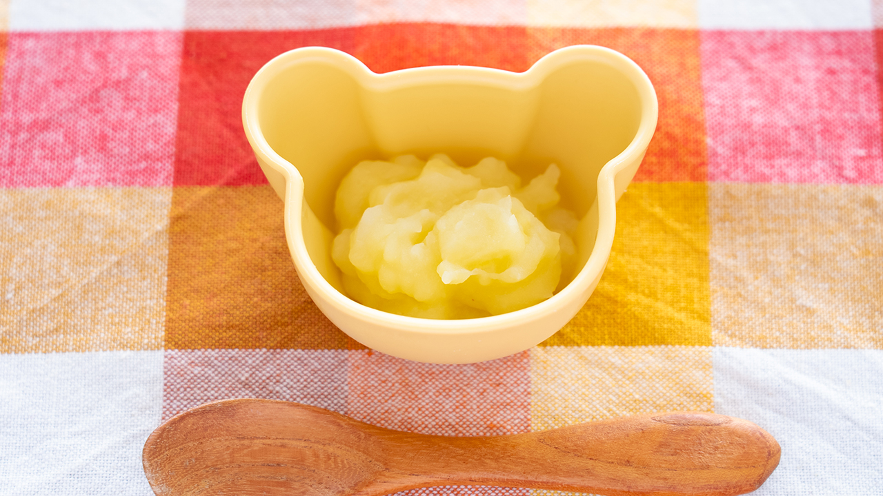 子どものデザートデビューに!「りんごとさつまいものデザートペースト」【ぐっち夫婦の離乳食レシピ】