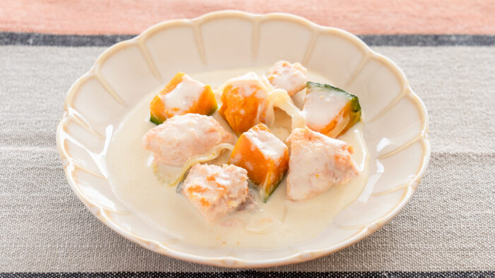 秋を感じるひと皿「鮭とかぼちゃのミルク煮」ぐっち夫婦の取り分けレシピ