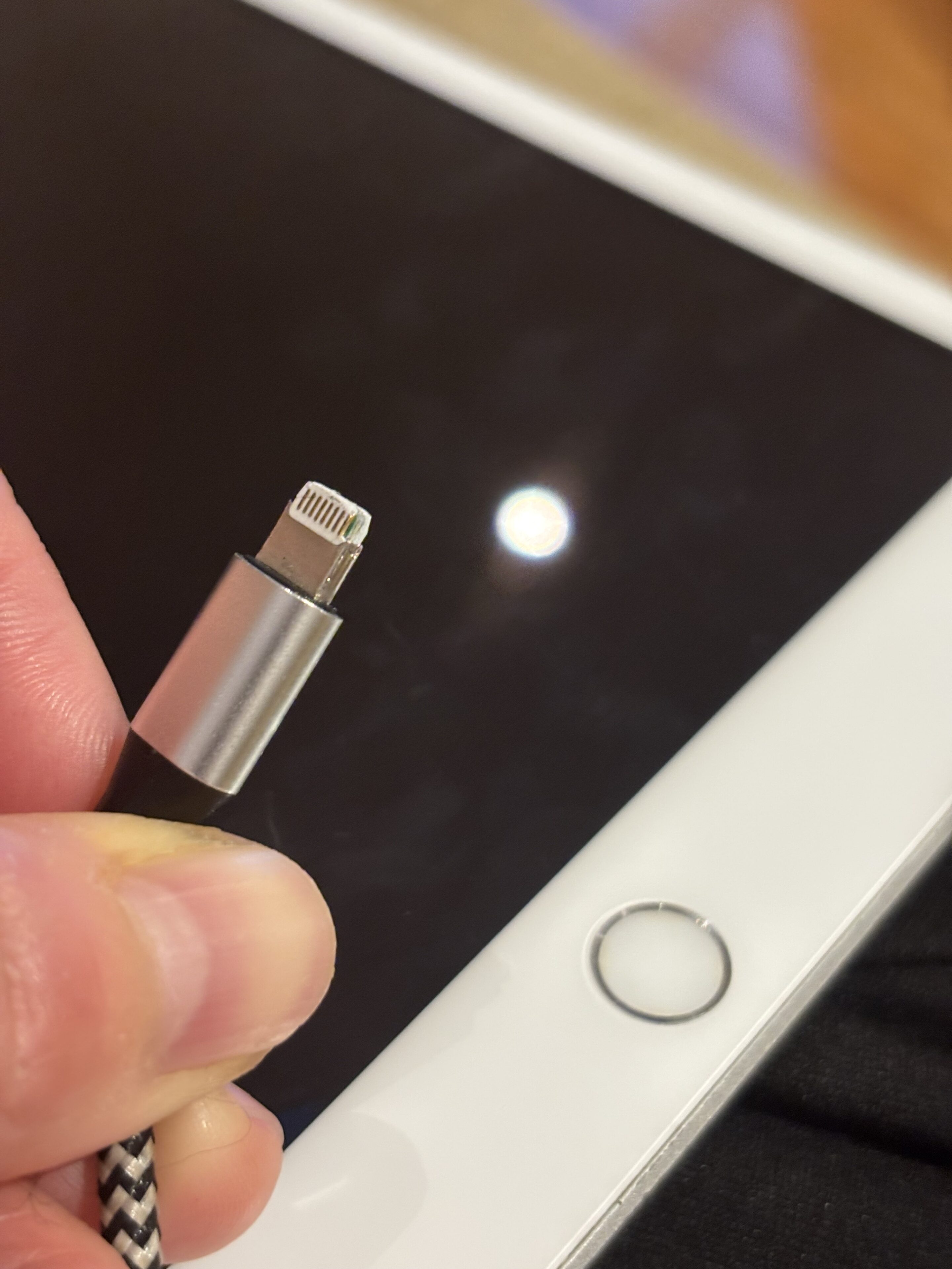 ホジホジ厳禁!スマートな充電トラブル対処方法
