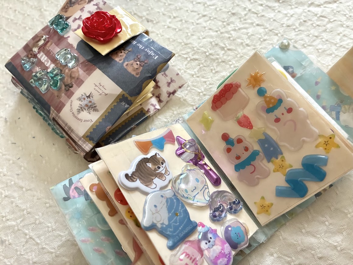 シール帳が売ってない!がっかり娘を輝かせた「オルキルラボ」のもふもふシール手帳作り