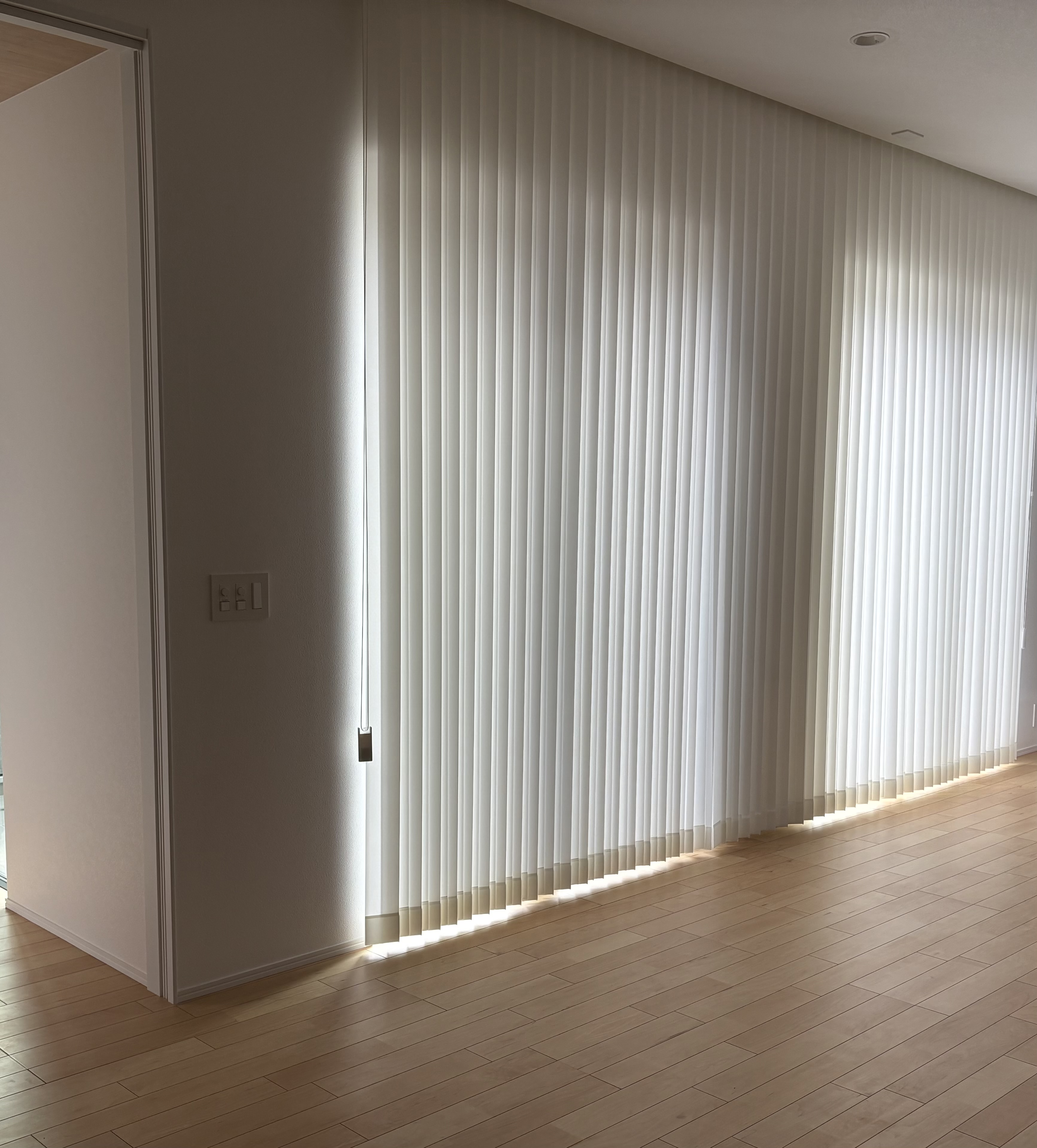 今流行りのバーチカルブラインドとは!? わが家も導入してみました!