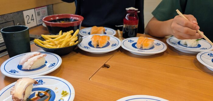 男子4兄弟とくら寿司へ！予想以上に落ち着いて食べられた理由と合計金額は？