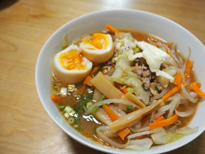 子どもも一緒に盛りつける夕飯。わが家の“セルフラーメン”