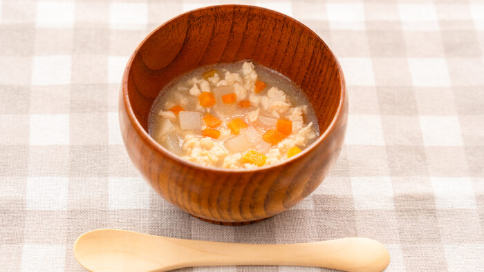 うどんやご飯と合わせて食べても◎鶏ひき肉と旬のかぶを使ったぐっち夫婦のスープレシピ