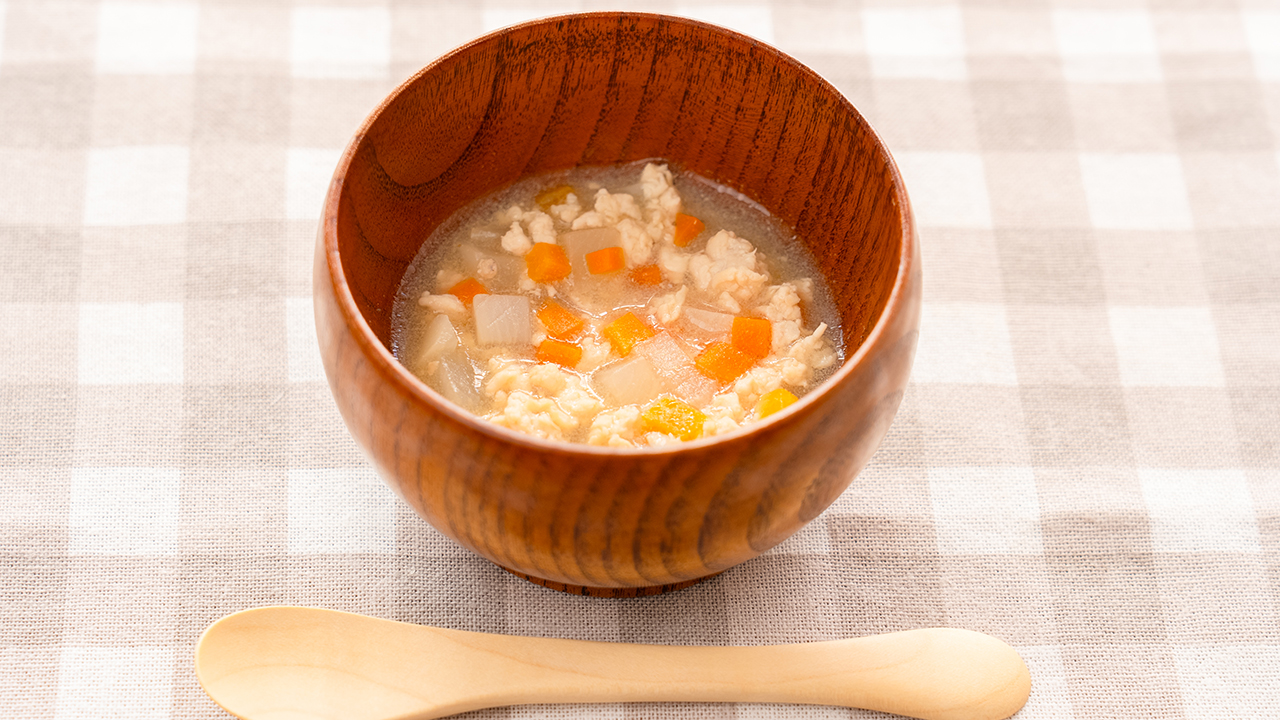 うどんやご飯と合わせて食べても◎鶏ひき肉と旬のかぶを使ったぐっち夫婦のスープレシピ